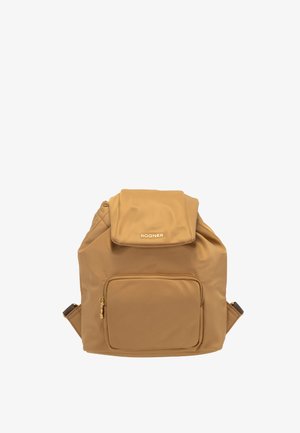 Mochila de nylon color marrón con cierre de solapa, bolsillo frontal con cremallera y detalles en hardware dorado. Presenta una forma relajada y suave, con correas ajustables.