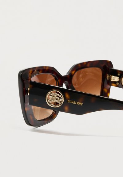 Γυαλιά ηλίου τετράγωνα με σχέδιο χελώνας, με καφέ φακούς και χρυσό λογότυπο Burberry και έμβλημα στο πλαϊνό μπράτσο.