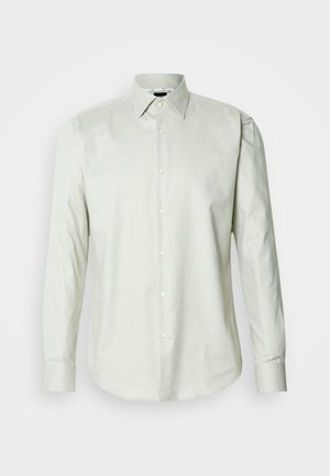 Camisa de botão de manga longa verde-claro com colarinho estruturado, textura lisa e placket frontal com botões brancos.