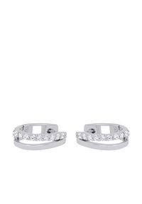 Orecchini a cerchio in argento con un design curvo e una fila di pietre trasparenti e scintillanti sulla parte anteriore per un effetto brillante.