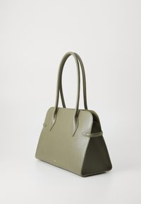 Grüne Lederhandtasche mit strukturiertem Design, elongated Henkel und dreieckigem Boden. Verfügt über minimalistische Akzente und glatte Textur.