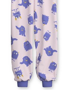 Lila, monsterbedruckte Sweatpants mit gerippten Bündchen an den Knöcheln, weichem Stoff und einem hellrosa gestreiften Hintergrund.