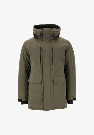 Olivgrüne, wasserdichte Jacke mit hohem Kragen, verstellbarer Kapuze, großen Fronttaschen und einem Reißverschluss. Mit schwarzen Akzenten.