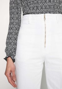 sandro Vaqueros boyfriend - white