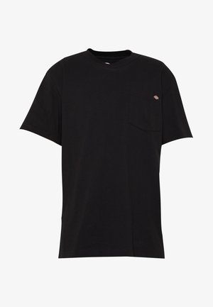 T-shirt noir à manches courtes avec col rond et petite poche poitrine avec un logo circulaire orange et bleu.
