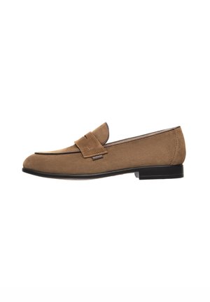 Mocassins en daim marron avec un bout arrondi, un détail de bande simple et une semelle plates noires. Texture lisse, design décontracté, adapté à un port polyvalent.