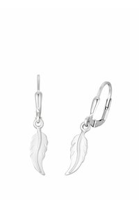 Silvriga örhängen med gångjärnslås, där varje örhänge har en detaljerad, böjd fjäderdekoration hängande nedanför låset.