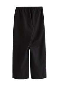 Pantaloni neri di lunghezza media realizzati in tessuto testurizzato con una vita elastica. Presentano una vestibilità ampia e un design cropped.