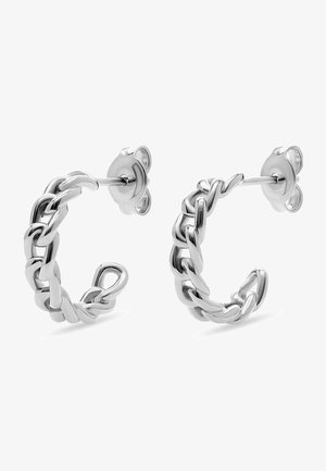 Silverfärgade hängande örhängen med kedjelänkdesign och polerad finish, samt låsning med post. Böjd form med sammanlänkade länkar.