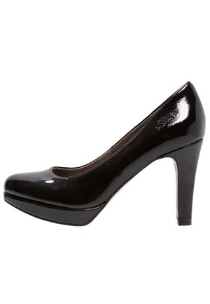 Sort laklæder pumps med høj hæl og rund tå, med en glat overflade, platformsål og en tilspidset stiletthæl.