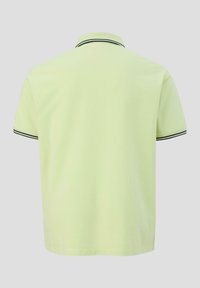 Jasnozielona koszulka polo z krótkim rękawem, z czarno-białymi paskami na kołnierzyku i mankietach. Gładki bawełniany materiał o luźnym kroju.