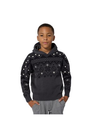 Tumši pelēka kapučveida džemperis ar rakstainu dizainu, kurā izmantotas baltas un gaišākas pelēkas detaļas. Ribotas aproces un apakšmala. Garās piedurknes.