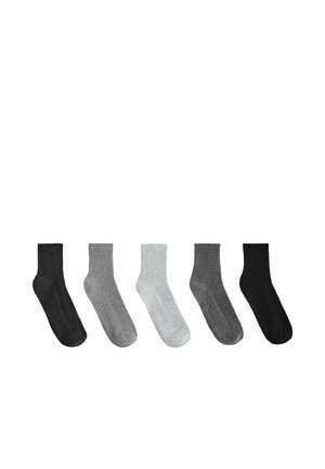 Cinq chaussettes côtelées alignées, couleurs de gauche à droite : gris foncé, gris clair, gris très clair, gris moyen et noir.