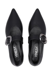 Černé kožené baleríny s špičatou špičkou a lesklým přezkovým páskem, texturovanou vložkou a hladkým povrchem. Mají elegantní siluetu a zaoblenou špičku.