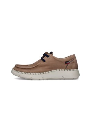 Scarpe in pelle marrone chiaro con punta rotonda, dotate di lacci blu navy, suola in gomma bianca e dettagli cuciti lungo i bordi.