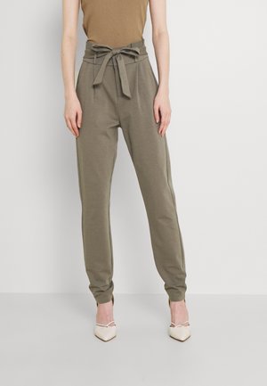 Pantalons de jogging vert olive à taille haute, ceinture nouée, poches latérales et poignets resserrés, fabriqués en tissu doux et extensible.