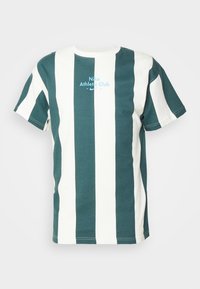 Zelené a bílé pruhované tričko s krátkým rukávem, na kterém je nápis "Nike Athletic Club" v světle modré barvě. Bavlněný materiál s klasickým střih. 
