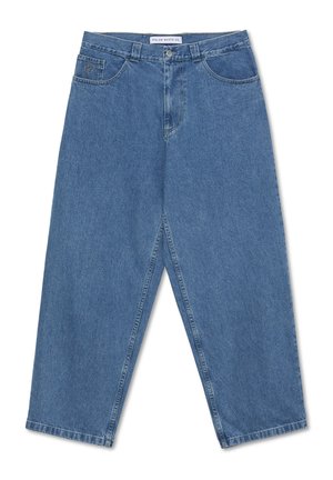 Jeans de mezclilla de color azul claro con un corte holgado, cinco bolsillos y detalles de costura. Presenta un cierre de botón y presillas para cinturón en la cintura.