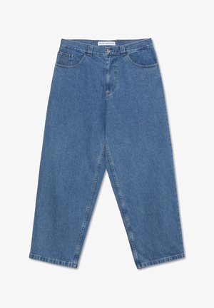 Jeans de mezclilla de color azul claro con un corte holgado, cinco bolsillos y detalles de costura. Presenta un cierre de botón y presillas para cinturón en la cintura.