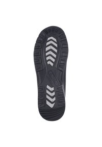 Suela de zapato de goma negra con superficie texturizada, que presenta un patrón de zigzag y acentos grises centrales para mejorar el agarre y la tracción.