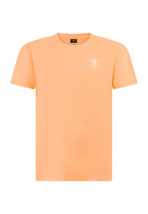 Effen perzikkleurig T-shirt met korte mouwen, met een kleine witte palmboomgrafiek en de tekst "Protest" op de linkerborst, ronde hals.