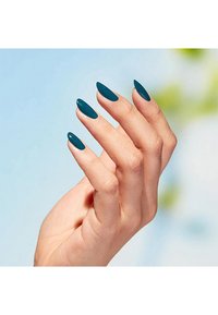 Smalto per unghie verde acqua, lucido, su unghie lunghe a forma di mandorla, su uno sfondo sfocato e morbido. Texture liscia e finitura uniforme.