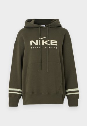 Tamsiai žalias Nike džemperis su gobtuvu, priekiu kišene, raišteliais, užrašu „NIKE ATHLETIC CLUB“ ir dviem šviesiomis juostelėmis ant kiekvienos rankogalių rankovės.