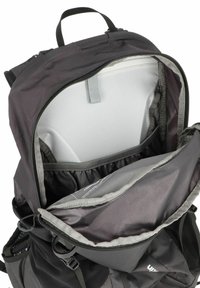 Schwarzer Rucksack mit mehreren Fächern, ausgestattet mit einem grauen Innenraum, robusten Reißverschlüssen und verstellbaren Tragegurten. Strukturiertem Stoff mit matter Oberfläche.