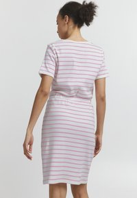 Abito a righe con strisce orizzontali rosa e bianche, maniche corte, texture a costine e una vita elasticizzata per una silhouette aderente.