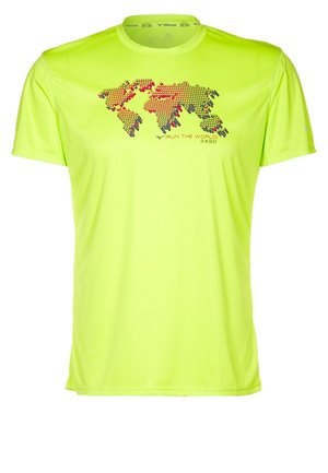 Leuchtend gelbes, kurzärmeliges Sportshirt mit einem pixelartigen Weltkarten-Design und dem Schriftzug "Run the World" auf der Brust.