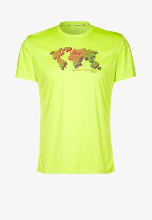 Camiseta deportiva de manga corta en amarillo fluorescente con un gráfico pixelado del mapa mundial y el texto "Corre el Mundo" en el pecho.