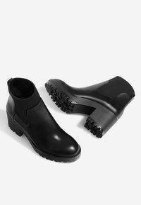 Stradivarius Kotníková obuv - black