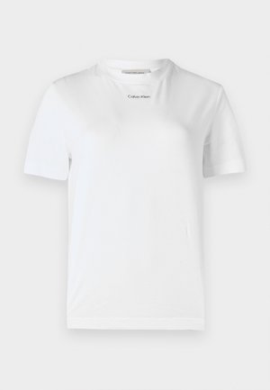Witte katoenen t-shirt met korte mouwen, ronde hals en een klein zwart logo "Calvin Klein" op de voorkant gedrukt. Zachte textuur.