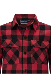 Rood en zwart geruit flanellen shirt met een kraag, twee voorzakken en zwarte drukknoopjes. Zachte textuur en klassiek patroon.