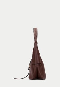 Bolso de mano de cuero marrón con un acabado texturizado, forma triangular, detalles de asa trenzada y correa lateral desmontable.