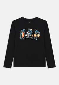 Čierne tričko s dlhým rukávom, na ktorom je farebný grafický motív s nápisom "GAP" a vesmírnou tematikou, vrátane rakety a planét.