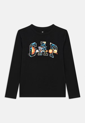 Langärmliges schwarzes T-Shirt mit buntem Grafikdesign, das das Wort "GAP" sowie weltraumthemenbezogene Elemente wie eine Rakete und Planeten zeigt.