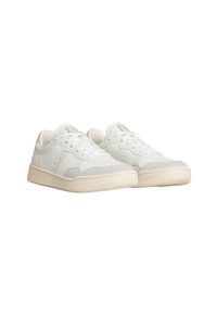 Sneaker bianche con suola in gomma testurizzata, tomaia in pelle liscia e dettagli sottili. Presentano lacci e logo impresso di lato.