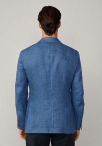 Blazer in lino blu con vestibilità su misura, tasca posteriore singola e dettagli con bottoni sui polsini. Texture liscia, design minimale senza decorazioni.