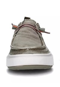 Scarpe di tela grigio chiaro con una superficie testurizzata, dotate di lacci rosso-arancio, una suola bianca e un piccolo logo Jeep sul lato.