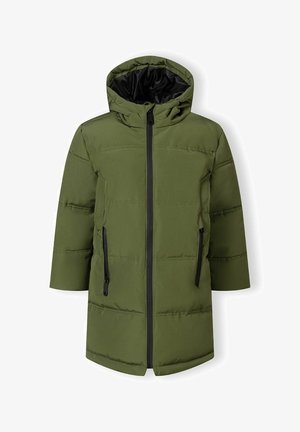 Žalias paminkštintas paltas su kapišonu, turintis juodus užtrauktukus ir šonines kišenes, pagamintas iš glotnaus audinio su matiniu paviršiumi.