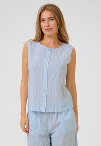 Haut sans manches bleu clair avec des rayures horizontales et verticales, col rond, et fermeture à boutons sur le devant, fabriqué à partir d'un tissu respirant.