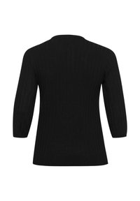 Suéter negro acanalado con cuello redondo y mangas de tres cuartos, que muestra una textura suave y una silueta ajustada.