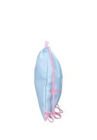 Mochila de cordón azul claro con cremallera y correas rosas, mostrada de lado sobre un fondo blanco.