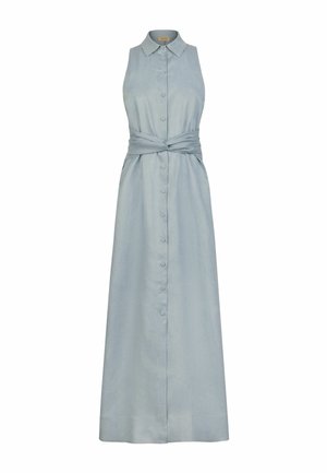 Ærmeløs lyseblå maxikjole med krave, knaplukning foran og et snoet bælte ved taljen.