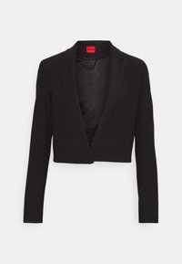 Czarna krótka marynarka z długimi rękawami, usztywnionymi ramionami i prostym kołnierzem. Wnętrze wyłożone gładką tkaniną z czerwoną metką HUGO.