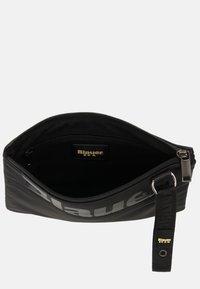 Borsa nera in pelle con zip, caratterizzata da una texture liscia, hardware argentato e un logo grigio ben visibile all'interno. La fodera interna è nera.