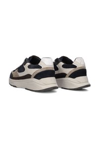 Sneakers met een gemixt materiaal ontwerp in marineblauw, beige en zwart. Beschikt over een gestructureerde oppervlakte, een gevoerde zool en contrasterende accenten.