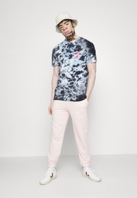 Brave Soul MONTE - T-shirt estampada - blue/white/navy