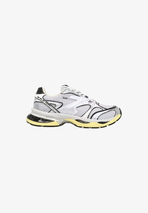 Witte en grijze mesh hardloopschoen met zwarte en gele zoolaccenten, veters aan de voorkant en merknaam "Etonic" aan de zijkant.